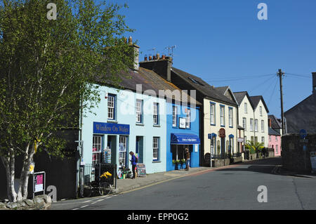 Geschäfte in der Ecke des Kreuzes Square und Nonne Street, St Davids, Pembrokeshire, Wales Stockfoto