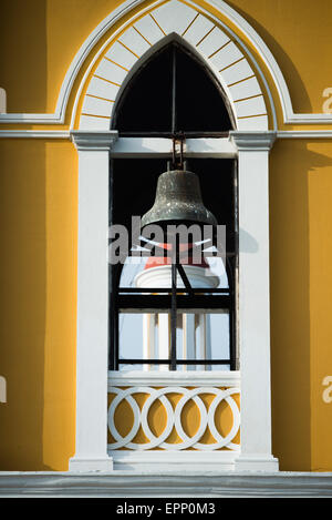 GRANADA, Nicaragua – die Kathedrale von Granada mit ihrem charakteristischen gelb-weißen Äußeren dominiert die Skyline des Parque Central. An dieser Stelle gibt es seit etwa 1525 eine Kirche, die aber in den folgenden Jahrhunderten mehrmals zerstört und wieder aufgebaut wurde, als die Stadt Granada von Piraten und anderen angegriffen wurde. Der Bau der heutigen Version begann 1888, wurde aber erst 1972 vollständig abgeschlossen. Mit seinem markanten Gelb und weißen Zierelementen, steht es über dem Parque Central im Herzen von Granada, Nicaragua. Stockfoto