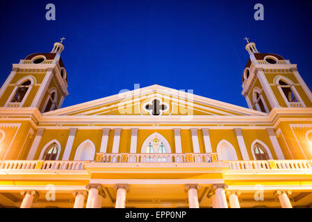 GRANADA, Nicaragua – die Kathedrale von Granada mit ihrem charakteristischen gelb-weißen Äußeren dominiert die Skyline des Parque Central. An dieser Stelle gibt es seit etwa 1525 eine Kirche, die aber in den folgenden Jahrhunderten mehrmals zerstört und wieder aufgebaut wurde, als die Stadt Granada von Piraten und anderen angegriffen wurde. Der Bau der heutigen Version begann 1888, wurde aber erst 1972 vollständig abgeschlossen. Mit seinem markanten Gelb und weißen Zierelementen, steht es über dem Parque Central im Herzen von Granada, Nicaragua. Stockfoto