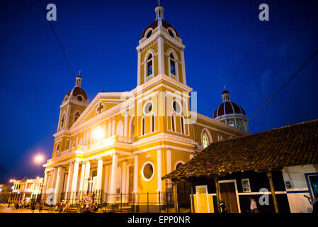 GRANADA, Nicaragua – die Kathedrale von Granada mit ihrem charakteristischen gelb-weißen Äußeren dominiert die Skyline des Parque Central. An dieser Stelle gibt es seit etwa 1525 eine Kirche, die aber in den folgenden Jahrhunderten mehrmals zerstört und wieder aufgebaut wurde, als die Stadt Granada von Piraten und anderen angegriffen wurde. Der Bau der heutigen Version begann 1888, wurde aber erst 1972 vollständig abgeschlossen. Mit seinem markanten Gelb und weißen Zierelementen, steht es über dem Parque Central im Herzen von Granada, Nicaragua. Stockfoto