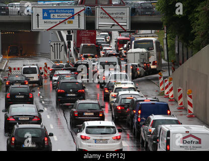 München, Deutschland. 20. Mai 2015. Schwerverkehr in München, Deutschland, 20. Mai 2015. Die deutschen Lokführer Union GDL hat einen unbefristeten Streik am 19. Mai gestartet. Cargo Transportdienstleistungen sind seit dem Nachmittag 19. Mai betroffen, mit Passagier Zugverbindungen folgt am nächsten Morgen zu entsprechen. Foto: STEPHAN JANSEN/Dpa/Alamy Live News Stockfoto