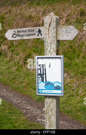 Wegweiser zeigt Entfernung und Richtung zur Blue Lagoon & Warnplakat in Abereiddy, Pembrokeshire Coast National Park, Wales UK im Mai - Abereiddi Stockfoto