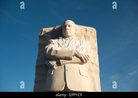 WASHINGTON DC, Vereinigte Staaten — The Martin Luther King Jr. Das Denkmal steht neben dem Tidal Basin im West Potomac Park. Die 30 Meter hohe Granitstatue von Dr. King entspringt dem „Stein der Hoffnung“, der von einem „Berg der Verzweiflung“ nach vorne geschoben wird. Inschriften aus Königs Reden säumen die umliegenden Wände. Stockfoto