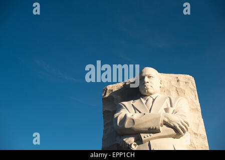 WASHINGTON DC, Vereinigte Staaten — The Martin Luther King Jr. Das Denkmal steht neben dem Tidal Basin im West Potomac Park. Die 30 Meter hohe Granitstatue von Dr. King entspringt dem „Stein der Hoffnung“, der von einem „Berg der Verzweiflung“ nach vorne geschoben wird. Inschriften aus Königs Reden säumen die umliegenden Wände. Stockfoto