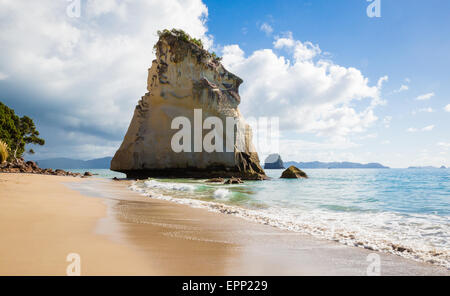 Weißen Kalksteinformationen und feinen Sandstrand an der Cathedral Cove auf der Coromandel-Halbinsel in Neuseeland Nordinsel Stockfoto