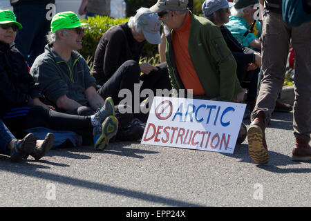 Seattle, Washington, USA. 18. Mai 2015. Protest gegen die Royal Dutch Shell schwimmende Ölplattform, Seattle, Washington, USA, 18. Mai 2015 Credit: Marilyn dunstan/alamy leben Nachrichten Stockfoto