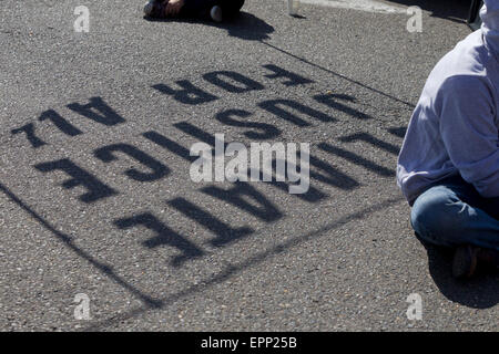 Seattle, Washington, USA. 18. Mai 2015. Protest gegen Royal Dutch Shell die schwimmende Bohrgerät, Seattle, Washington, USA, 18. Mai 2015 Credit: Marilyn Dunstan/Alamy Live-Nachrichten Stockfoto