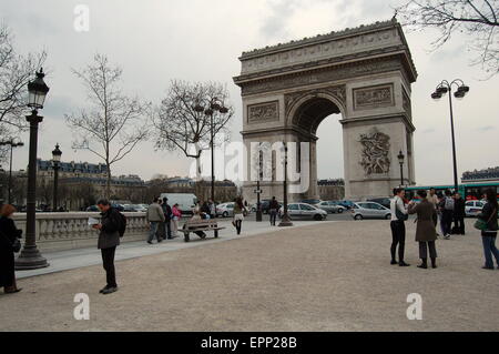 Ein Blick auf den Arc de Triomphe in Paris im Frühjahr genommen. Stockfoto