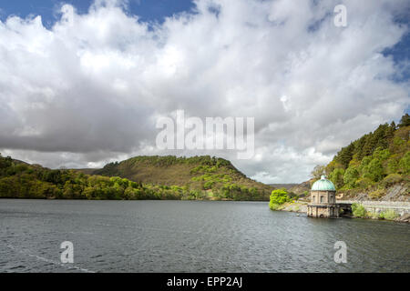 Der Wasserturm an Craig Goch Reservoir, Elan-Tal in der Nähe von Rhayader, Mid Wales, UK Stockfoto