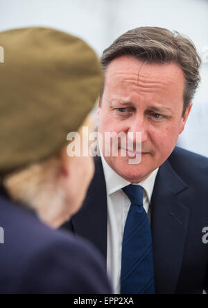 Premierminister David Cameron spricht, ein Veteran des zweiten Weltkriegs während VE Day Feierlichkeiten in London. Stockfoto
