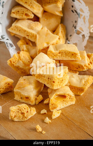 Waben oder Cinder Toffee hokey Pokey Meerschaum unter vielen Namen bekannt und genossen auf der ganzen Welt Stockfoto