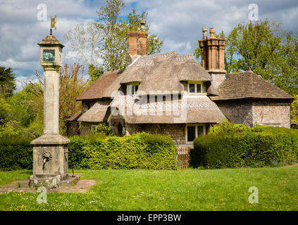 Blaise Hamlet ist eine Sammlung von schönen Ferienhäuser im einheimischen Stil auf dem Blaise Anwesen in Bristol UK Stockfoto