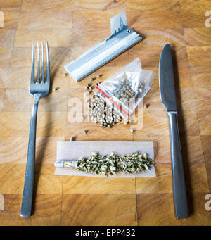 Humoristische Darstellung eines Hanfs inspiriert Mahlzeit mit Hanfsamen, Oregano, Rizlas. Stockfoto