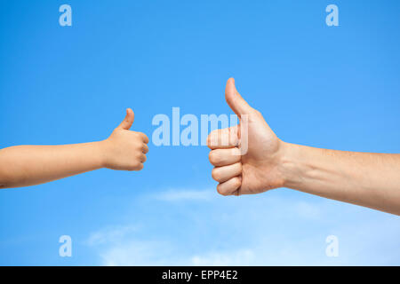 Vater und Sohn Hände geben wie am Himmel mit Wolken-Hintergrund Stockfoto