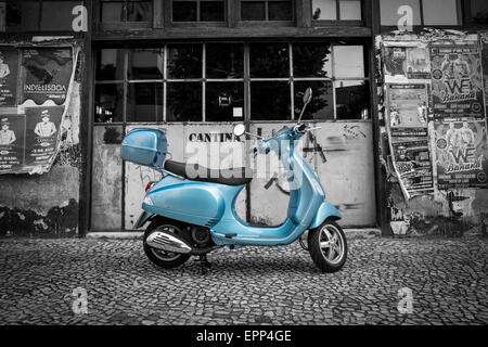 Vespa Moped Parken auf einer gepflasterten Straße in Lissabon in der LX-Fabrik Stockfoto