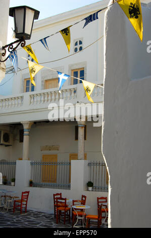 Zwei Etagen Haus rote Stühle und Flaggen auf der Insel Mykonos Griechenland Stockfoto