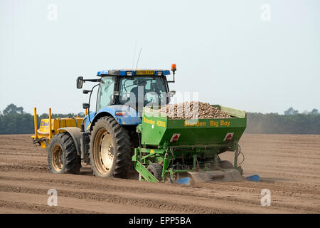 Standen Big Big Kartoffel Pflanzer mit Chafer Crop Sprayer an der Vorderseite des new Holland Traktor, Sutton Heath, Suffolk, UK befestigt. Stockfoto