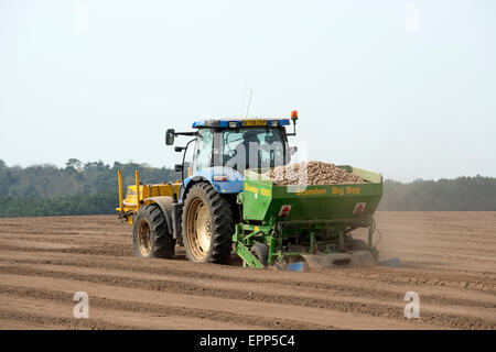 Standen Big Big Kartoffel Pflanzer mit Chafer Crop Sprayer an der Vorderseite des new Holland Traktor, Sutton Heath, Suffolk, UK befestigt. Stockfoto