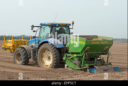 Standen Big Big Kartoffel Pflanzer mit Chafer Crop Sprayer an der Vorderseite des new Holland Traktor, Sutton Heath, Suffolk, UK befestigt. Stockfoto