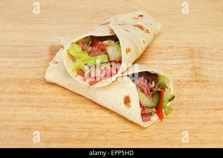 Gezogenes Schweinefleisch und Salat Brot Wickel auf einem Holzbrett Stockfoto