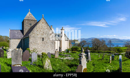 Die 12thC St Seiriol Kirche, Teil des historischen Penmon Priory mit Snowdonia in der Ferne, Anglesey, Wales, UK Stockfoto