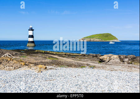 Leuchtturm und Puffin Insel von Anglesey, Wales, UK, Penmon Punkt Stockfoto