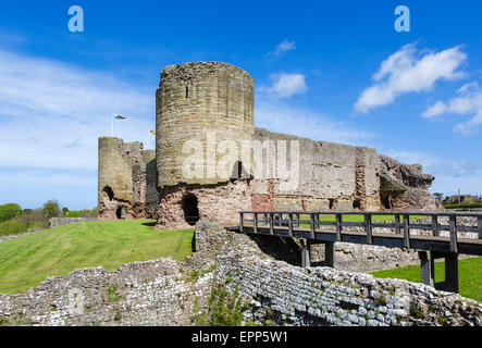 Die Ruinen des Rhuddlan Schlosses auf dem Fluss Clwyd, Rhuddlan, Denbighshire, Wales, UK Stockfoto