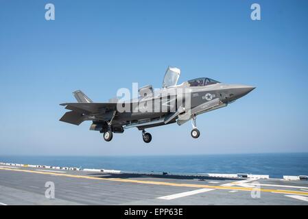 US Marinekorps F-35 b Lightning II Stealth-Fighter Flugzeug startet aus dem Flugdeck der amphibischen Angriff Schiff USS Wasp während Entwicklungstests 18. Mai 2015 in den Atlantischen Ozean. Multi-Role Joint Strike Fighters wird schließlich alle Marinekorps Flugzeug einschließlich der AV-8 b Harrier, die F/A-18 Hornet und die EA-6 b Prowler ersetzen. Stockfoto