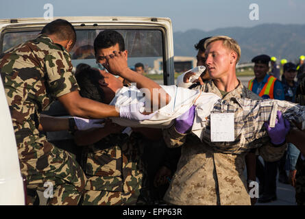 US-Militärangehörige aus gemeinsamen Task Force 505 und nepalesischen Armee Ärzte behandeln Opfer an einem medizinische Triage-Bereich am Tribhuvan International Airport 19. Mai 2015 in Kathmandu, Nepal. Ein 7,3 Größenordnung Nachbeben Erdbeben das Königreich am 12. Mai nach dem Erdbeben der Stärke 7,8 am 25. April. Stockfoto