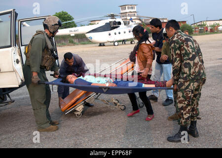 US-Militärangehörige aus gemeinsamen Task Force 505 und nepalesischen Soldaten bewegen ein Opfer auf einen Krankenwagen am Tribhuvan International Airport 19. Mai 2015 in Kathmandu, Nepal. Ein 7,3 Größenordnung Nachbeben Erdbeben das Königreich am 12. Mai nach dem Erdbeben der Stärke 7,8 am 25. April. Stockfoto