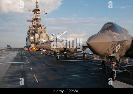 US Marinekorps F-35 b Lightning II Stealth-Kampfflugzeuge gesichert auf dem Flugdeck der amphibischen Angriff Schiff USS Wasp während Entwicklungstests 18. Mai 2015 in den Atlantischen Ozean. Multi-Role Joint Strike Fighters wird schließlich alle Marinekorps Flugzeug einschließlich der AV-8 b Harrier, die F/A-18 Hornet und die EA-6 b Prowler ersetzen. Stockfoto