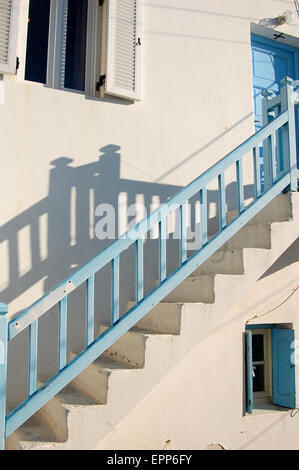 Treppen und blauen Geländer des weißen Hauses in Mykonos Griechenland Stockfoto