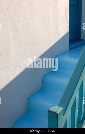 Blaue Treppen und Geländer ein weißes Haus in Mykonos Griechenland Stockfoto