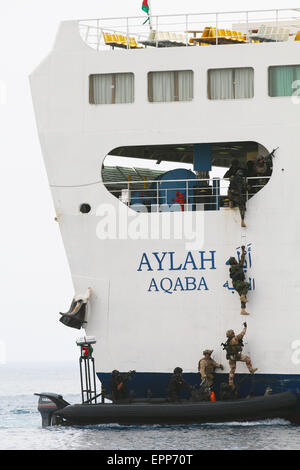 Aqaba, Jordanien. 19. Mai 2015. USA und jordanischen Spezialeinheit Kommandos führen eine Besuch, Board, Durchsuchung und Beschlagnahme Demonstration während des Trainings eifrig Lion 2015 auf dem Royal Jordanian Marinestützpunkt 18. Mai 2015 in Aqaba, Jordanien. Stockfoto