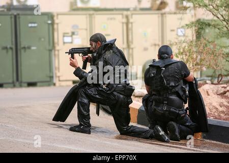 Aqaba, Jordanien. 19. Mai 2015. Jordanische Spezialeinheit Kommandos nehmen Positionen nach einer Strand-Angriff-Demonstration während des Trainings eifrig Lion 2015 auf dem Royal Jordanian Marinestützpunkt 18. Mai 2015 in Aqaba, Jordanien. Stockfoto