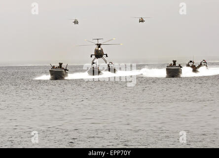 Aqaba, Jordanien. 19. Mai 2015. US und jordanischen speziellen zwingen Kommandos Verhalten eine Strand-Angriff-Demonstration während des Trainings eifrig Lion 2015 auf dem Royal Jordanian Marinestützpunkt 18. Mai 2015 in Aqaba, Jordanien. Stockfoto