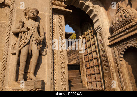 Carven auf den Eingang zum Ahilya Fort in Maheshwar Stockfoto