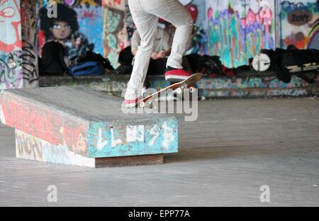 Skateboarder tun Trick bei undercroft Southbank London Stockfoto