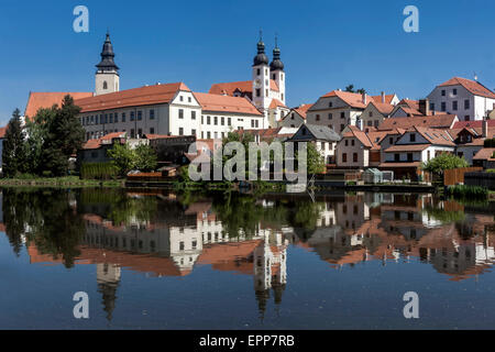 Die tschechische Kleinstadt Telc - Blick über den Teich und das Stadtbild der Stadt Telč Tschechische Republik Europa zum UNESCO-Weltkulturerbe Stockfoto