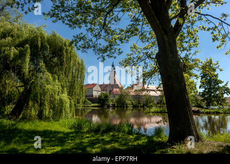 Eine kleine Stadt im Südwesten von Mähren Telc. Park, Teich und Turm von Schloss Telc Tschechische Republik Europa Stockfoto