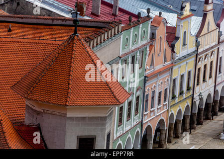 Telc von Str. Jamess Kirche Turm, Tschechische Republik, UNESCO-Kulturerbe-Stadt, Hauptplatz, Fassade Stadthäuser Stockfoto