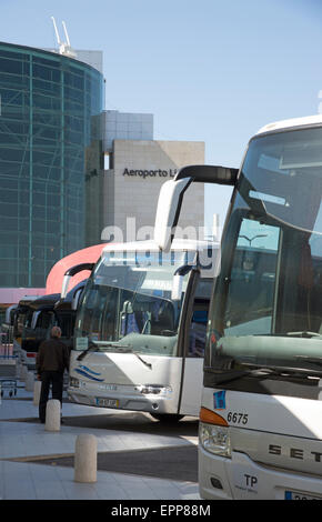 Bus am Flughafen Lissabon Portugal Stockfoto