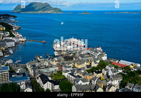 Blick vom Berg Aksla am Hafenterminal für die Schiffe der Hurtigruten, Ålesund, Alesund, Moere Og Romsdal, Norwegen Stockfoto