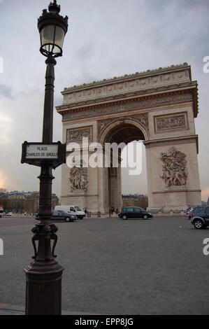 Ein Blick auf den Arc de Triomphe in Paris im Frühjahr genommen. Stockfoto