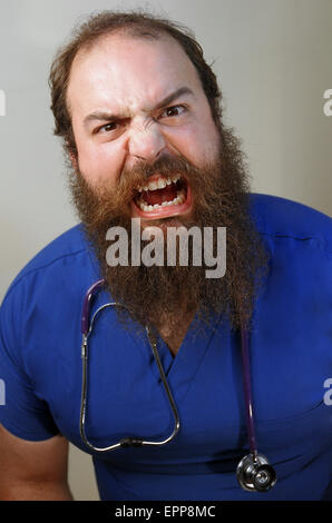 Eine böse Krankenschwester Knurren in die Kamera Stockfoto