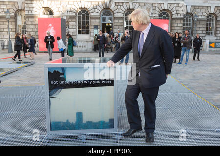 London, UK. 20. Mai 2015. Boris Johnson stellt mit einem Schild mit der Aufschrift "nicht verstehen, warum warst du" im Hof des Somerset House. Der Bürgermeister oder London Boris Johnson öffnet offiziell Foto Londoner Kunstmesse im Somerset House. Die Messe ist vom 21. bis 24. Mai 2015 für die Öffentlichkeit geöffnet. Als die größte und wichtigste neue Fotografie Messe jemals in London inszenierte gefeiert. Es vereint mehr als 70 Galerien und bietet Vorträge, Vorführungen und Darbietungen. Foto: Bettina Strenske Stockfoto