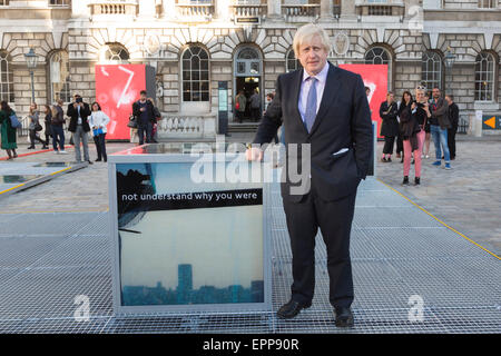 London, UK. 20. Mai 2015. Boris Johnson stellt mit einem Schild mit der Aufschrift "nicht verstehen, warum warst du" im Hof des Somerset House. Der Bürgermeister oder London Boris Johnson öffnet offiziell Foto Londoner Kunstmesse im Somerset House. Die Messe ist vom 21. bis 24. Mai 2015 für die Öffentlichkeit geöffnet. Als die größte und wichtigste neue Fotografie Messe jemals in London inszenierte gefeiert. Es vereint mehr als 70 Galerien und bietet Vorträge, Vorführungen und Darbietungen. Foto: Bettina Strenske Stockfoto