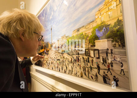 London, UK. 20. Mai 2015. Boris Johnson hat ein besonderes Interesse an den Tag zu Nacht fotografieren amerikanischen Fotografen Stephen Wilkes in der Peter Fetterman Gallery, das er zu einem Bild von LS Lowry verglichen. Der Bürgermeister oder London Boris Johnson öffnet offiziell Foto Londoner Kunstmesse im Somerset House. Die Messe ist vom 21. bis 24. Mai 2015 für die Öffentlichkeit geöffnet. Als die größte und wichtigste neue Fotografie Messe jemals in London inszenierte gefeiert. Es vereint mehr als 70 Galerien und bietet Vorträge, Vorführungen und Darbietungen. Foto: Bettina Strenske Stockfoto