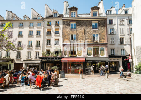 Menschen Essen in einem Oudoor-Café auf der Rue Mouffetard, Paris, Frankreich Stockfoto