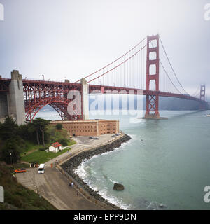 Blick auf die Golden Gate Bridge von oben Fort Point National Historic Site, San Francisco, Kalifornien. Stockfoto